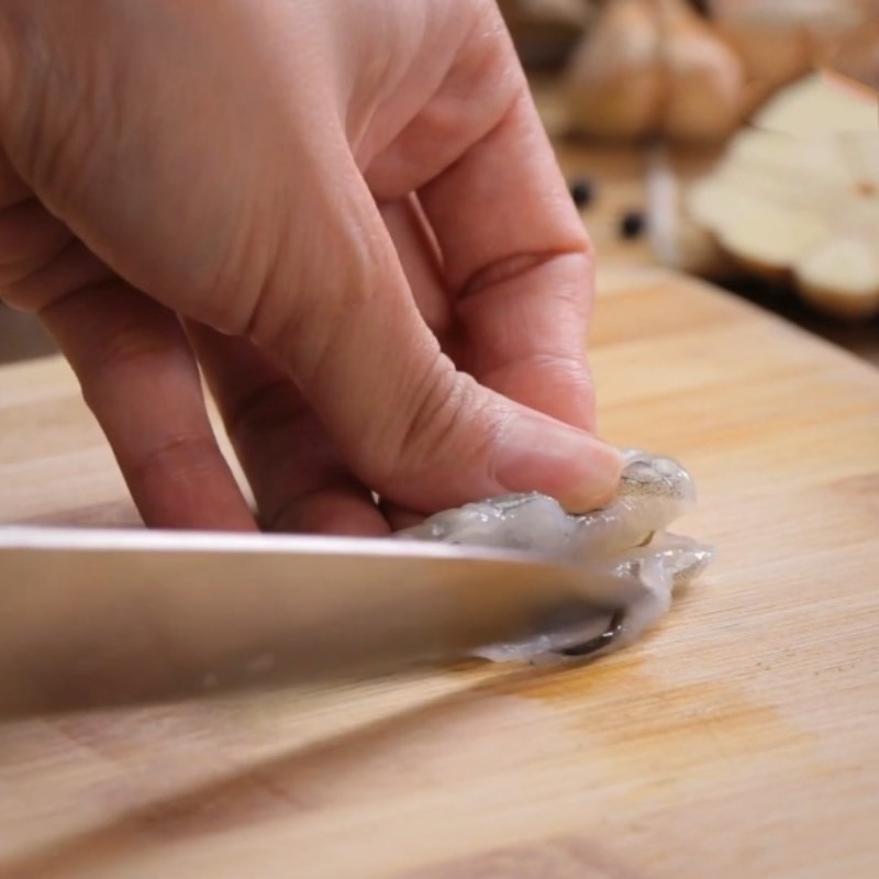 Step 1 Preparing shrimp Stir-fried shrimp with chicken thigh mushrooms
