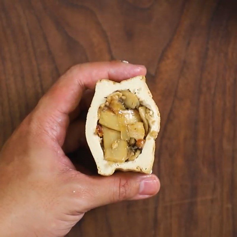 Step 3 Stuff the mushroom filling and wrap with tofu skin for tofu stuffed with mushrooms
