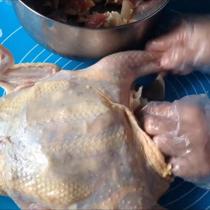 Step 4 Stuffing meat Stuffed steamed chicken
