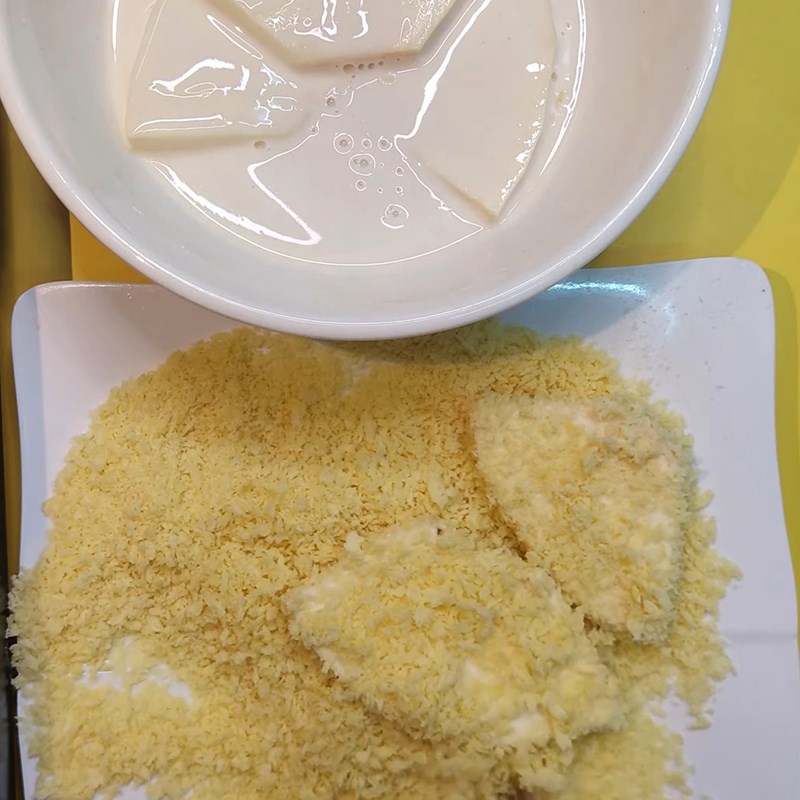 Step 3 Dip sake with 2 types of flour and fry Fried sake with cheese shake