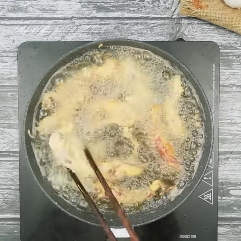 Step 3 Dip and fry the squid deep-fried squid with salt and chili