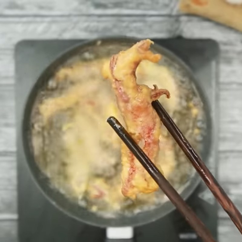 Step 3 Dip and fry the squid deep-fried squid with salt and chili
