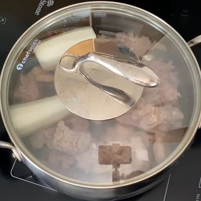 Step 3 Simmer the broth for Pork Intestine Noodle Soup