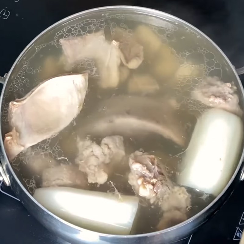 Step 3 Simmer the broth for the pork intestine noodle