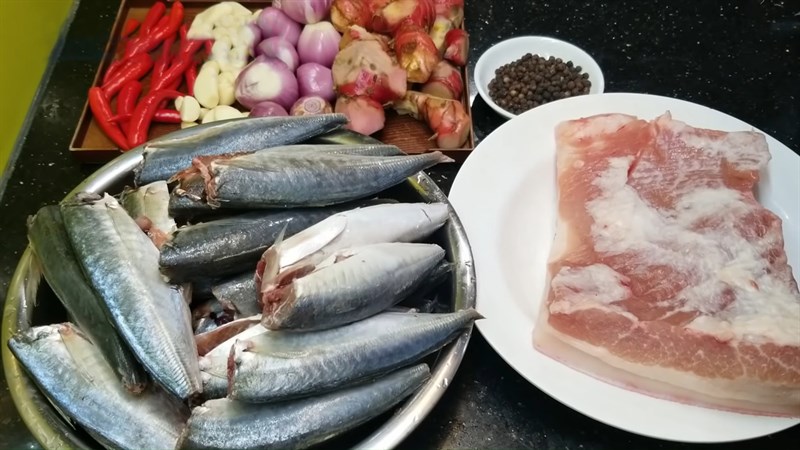 Ingredients for the dish 2 ways to make braised mackerel with pork belly