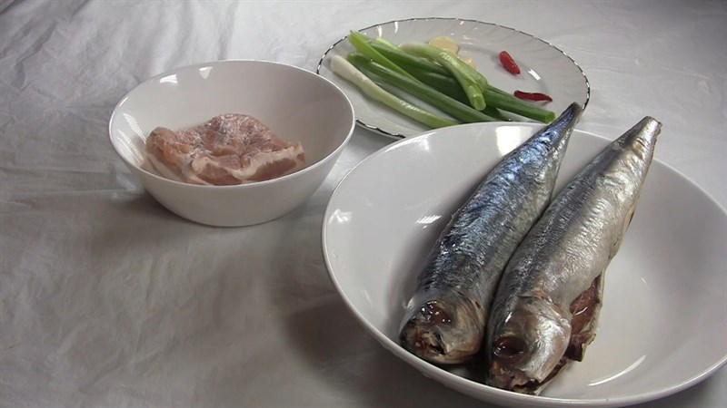 Ingredients for the dish 2 ways to make mackerel braised with pork belly