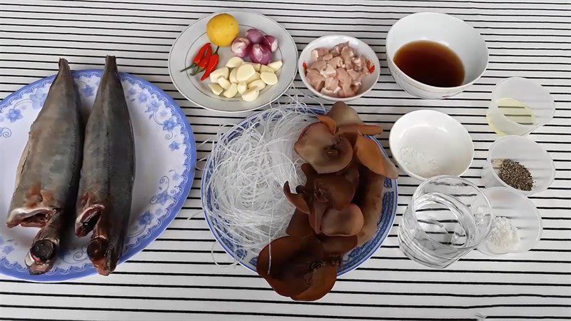 Ingredients for the dish of steamed mackerel wrapped in rice paper