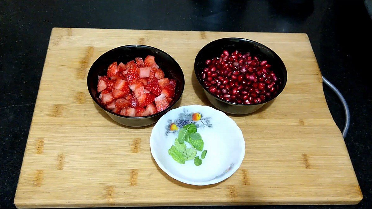 Ingredients for strawberry juice