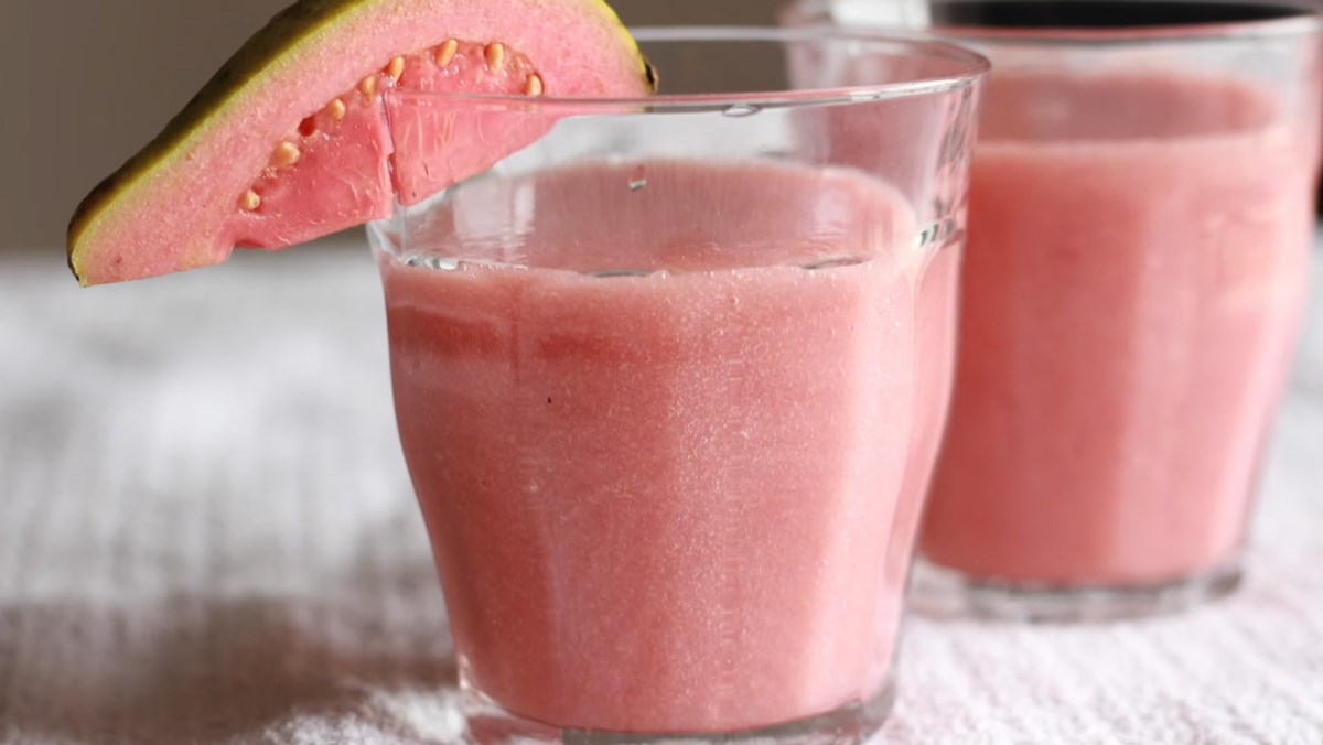 4 simple ways to make guava juice with a blender at home 2 Guava Juice