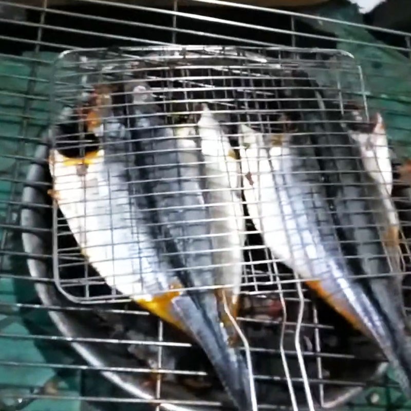 Step 3 Grill the fish Grilled mackerel with chili salt