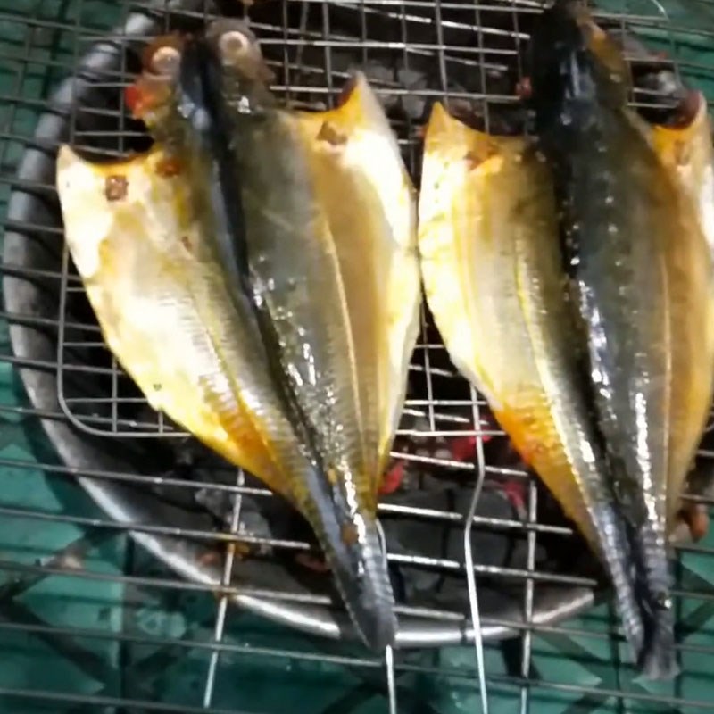 Step 3 Grill the fish Grilled mackerel with chili salt