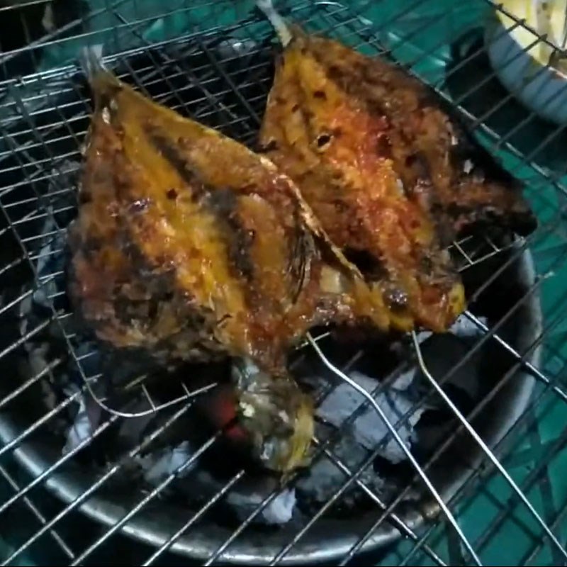 Step 3 Grill the fish Grilled mackerel with chili salt