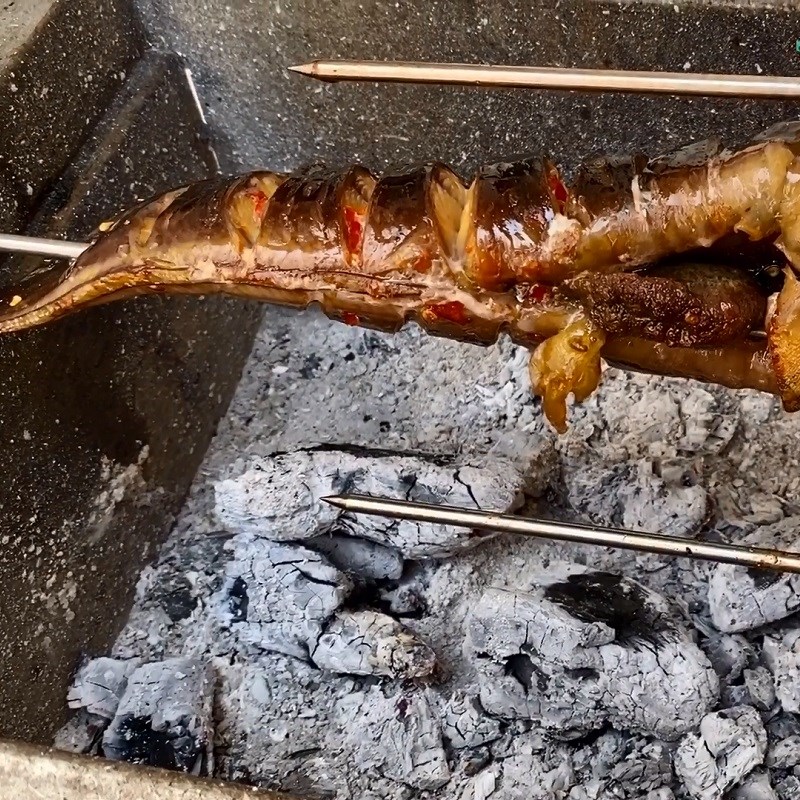 Step 3 Grill the fish Grilled catfish with salt and chili