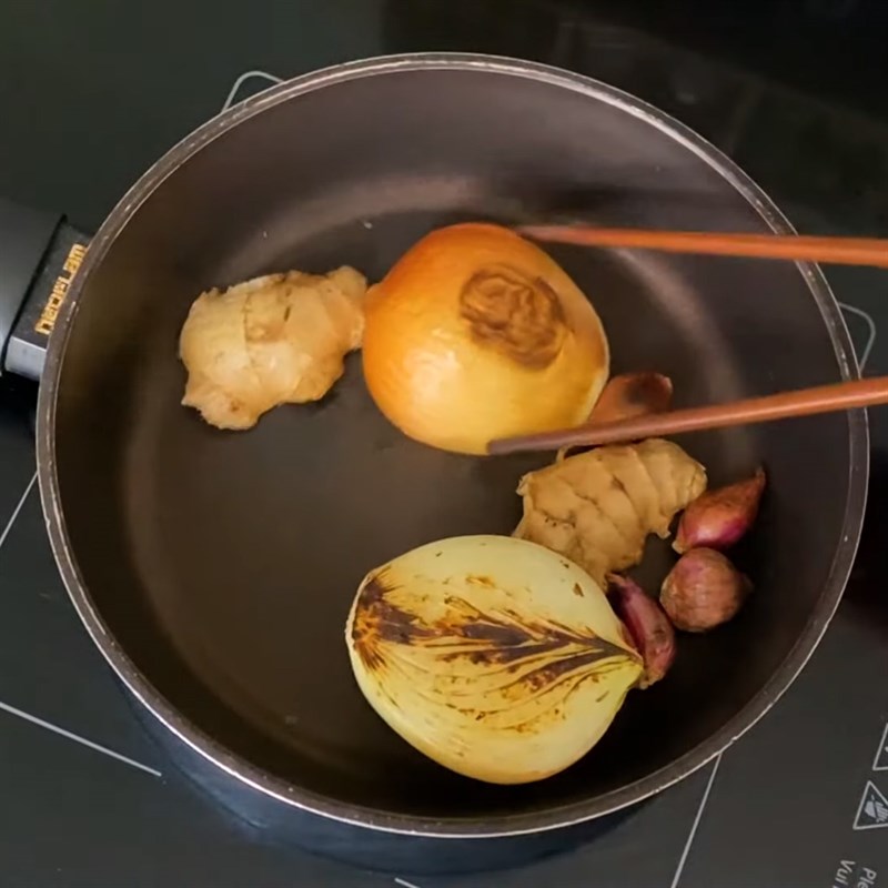 Step 1 Grill the ingredients for Beef Noodle with Crab Cake