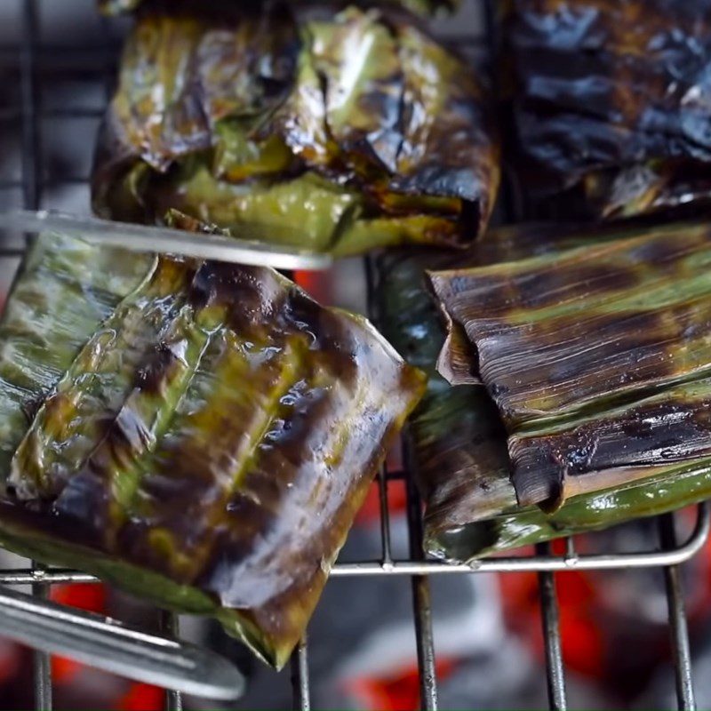 Step 5 Grilling snail cake Grilled snail cake in banana leaves