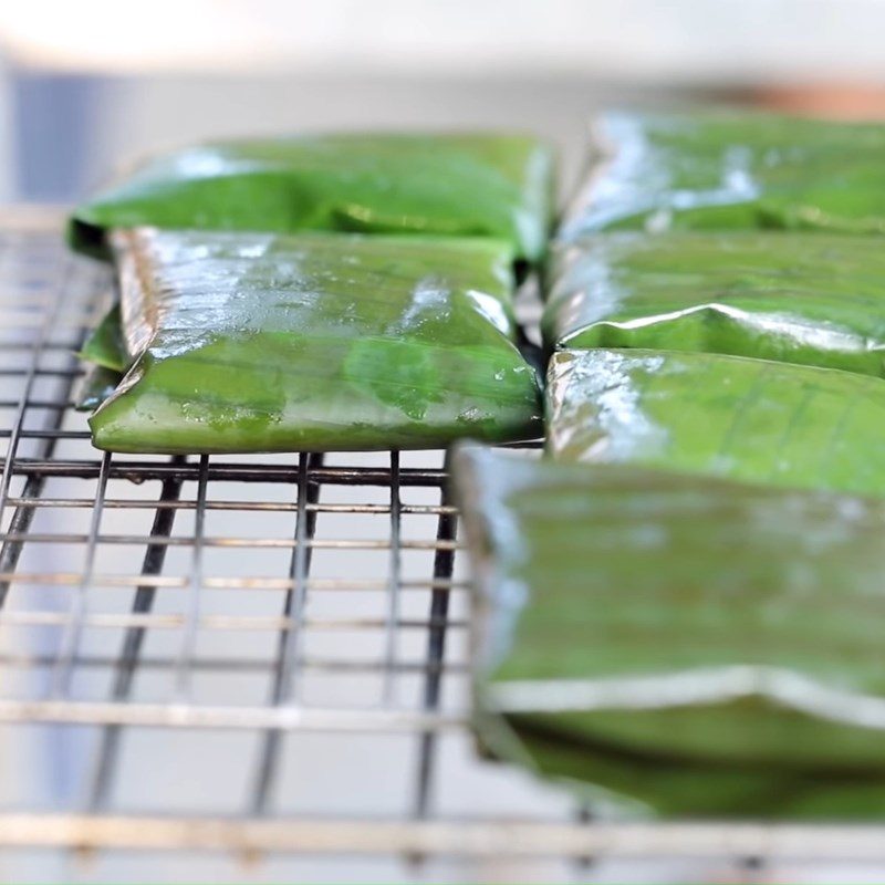 Step 5 Grilling snail cake Grilled snail cake in banana leaves