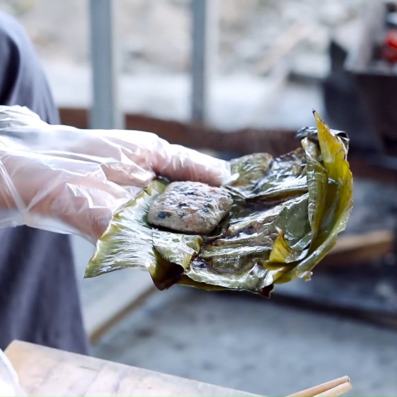 Step 5 Grilling snail cake Grilled snail cake in banana leaves