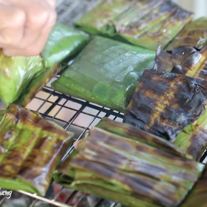 Step 5 Grilling snail cake Grilled snail cake in banana leaves