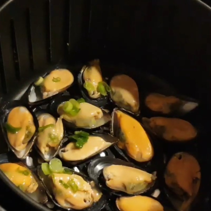 Step 5 Grilling clams with scallion oil Grilled clams with scallion oil