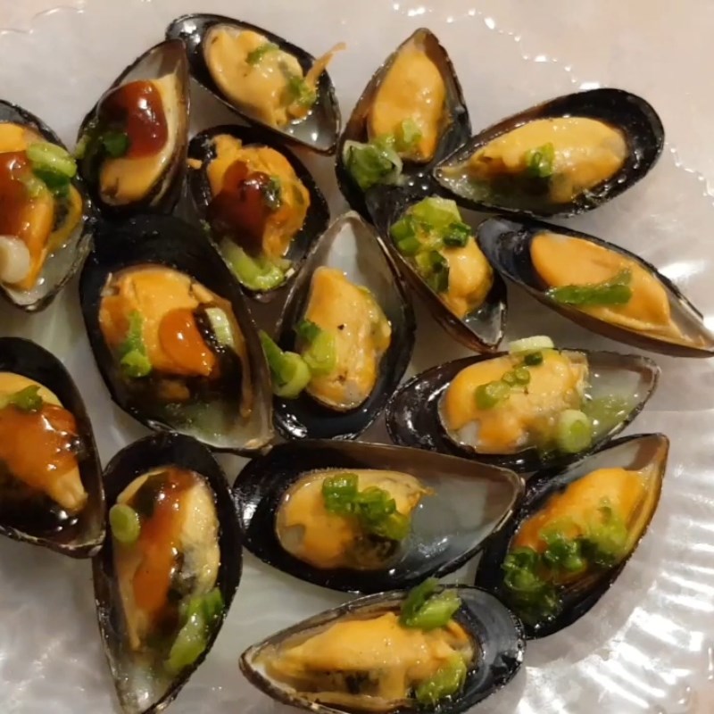 Step 5 Grilling clams with scallion oil Grilled clams with scallion oil