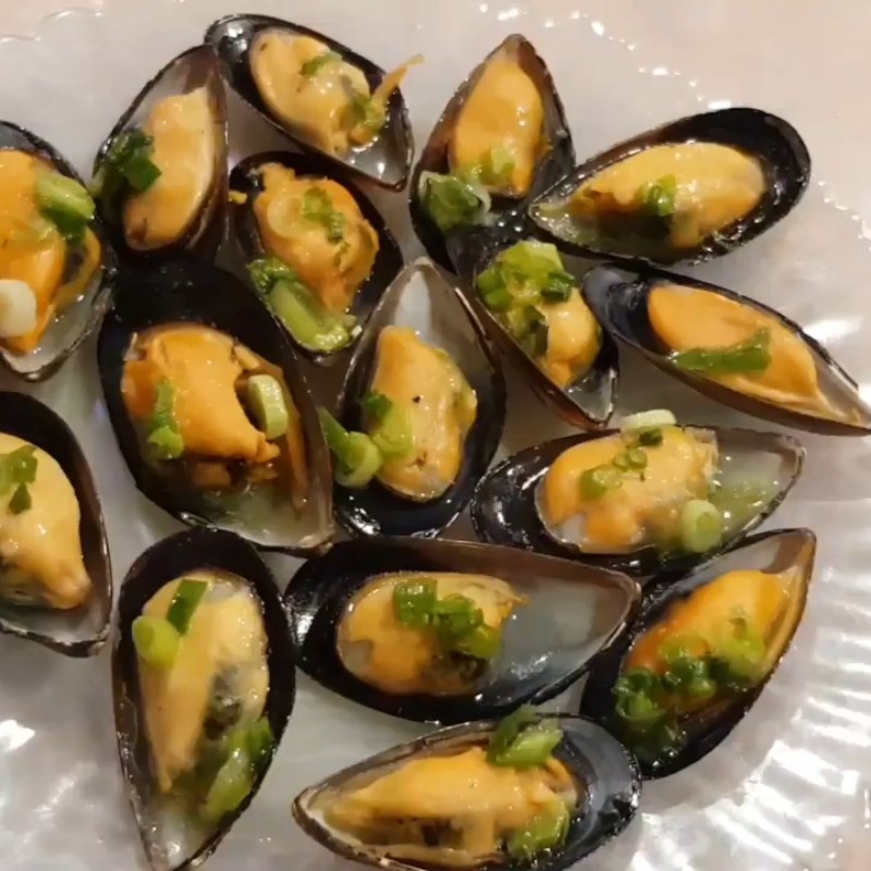 Step 5 Grilling clams with scallion oil Grilled clams with scallion oil