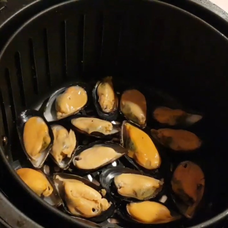 Step 5 Grilling clams with scallion oil Grilled clams with scallion oil