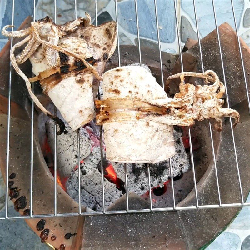 Step 1 Grill and tear the dried squid Stir-fried Dried Squid with Vermicelli