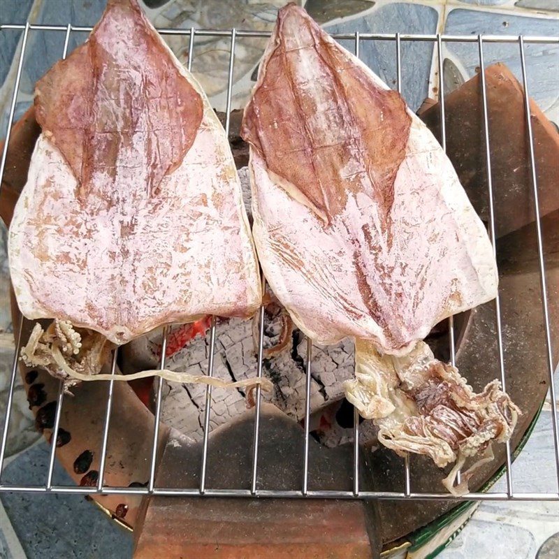 Step 1 Grill and tear the dried squid Stir-fried Dried Squid with Vermicelli