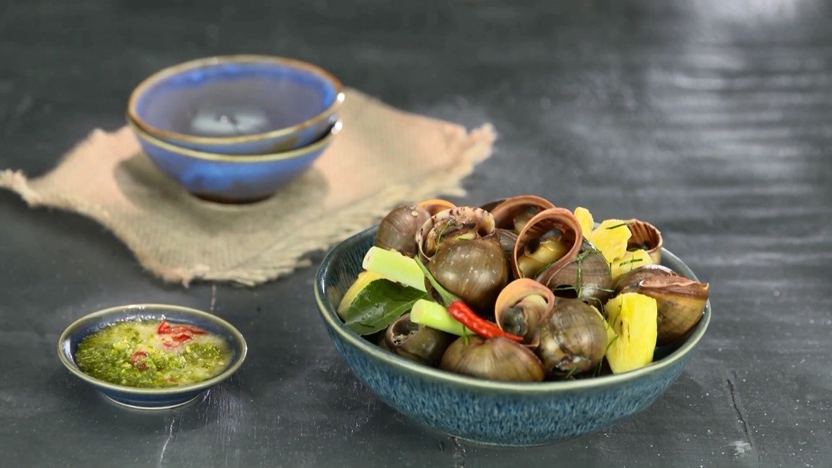 Stir-fried apple snails with pineapple