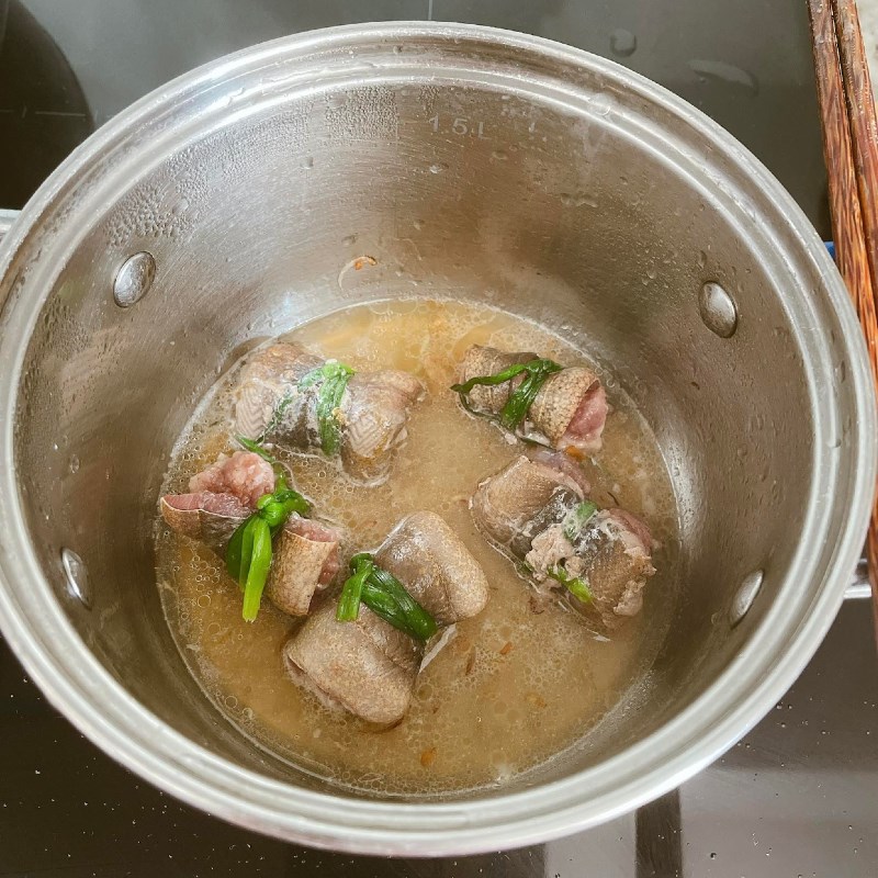 Step 4 Stew the eel Eel stewed in coconut water for kids