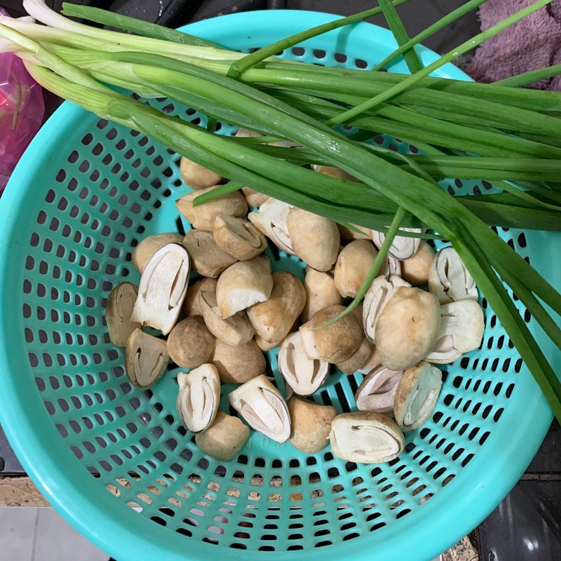 Step 1 Prepare snakehead fish and ingredients for snakehead fish noodle soup