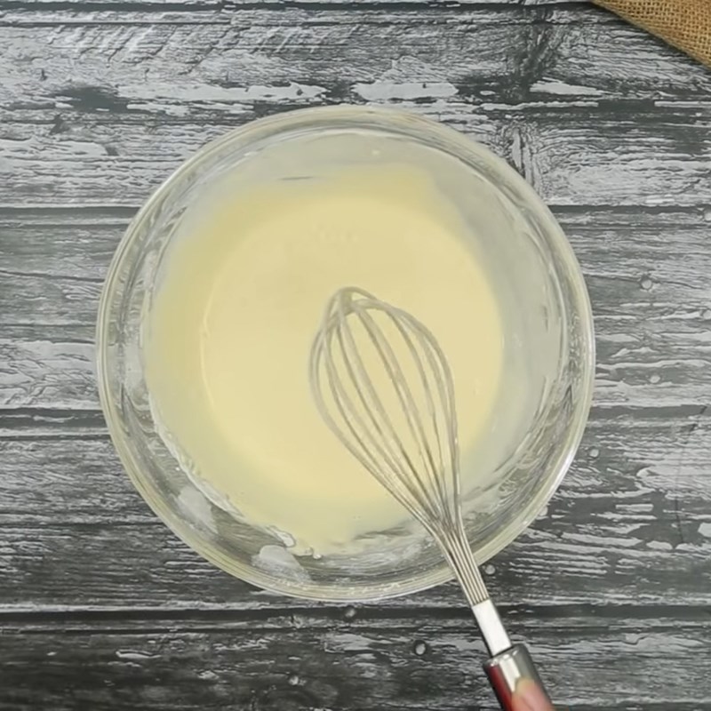 Step 2 Prepare the batter for deep-fried squid with salt and chili