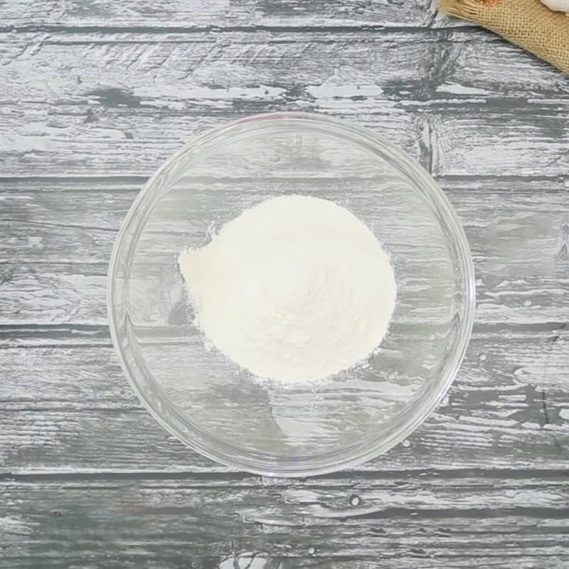 Step 2 Prepare the batter for deep-fried squid with salt and chili
