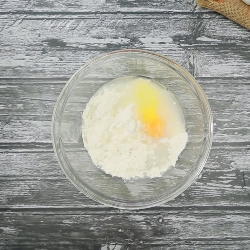 Step 2 Prepare the batter for deep-fried squid with salt and chili