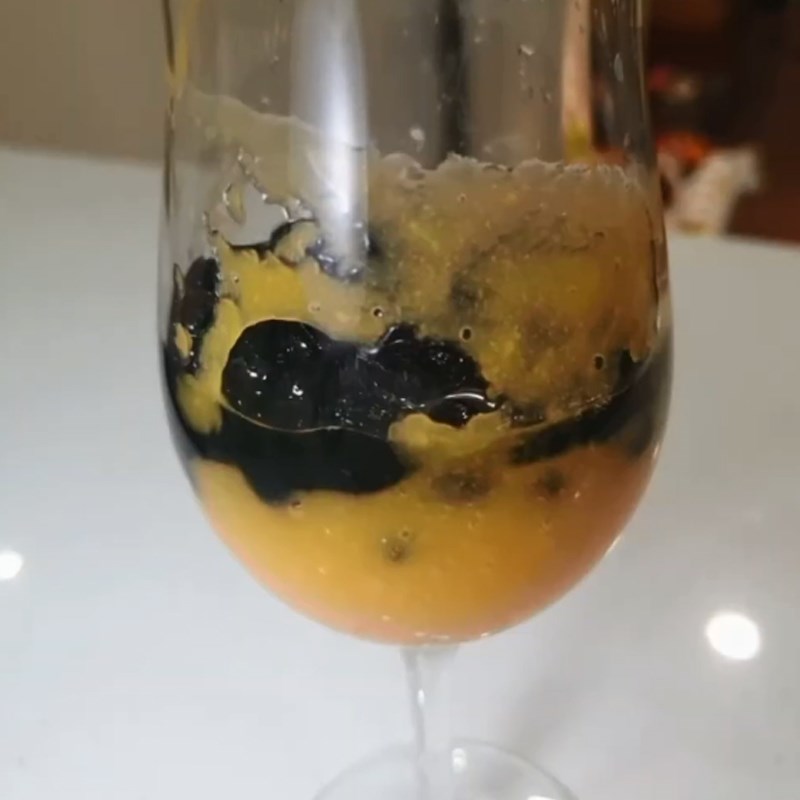 Step 3 Mix matcha powder and finish mango matcha milk tea with black pearls