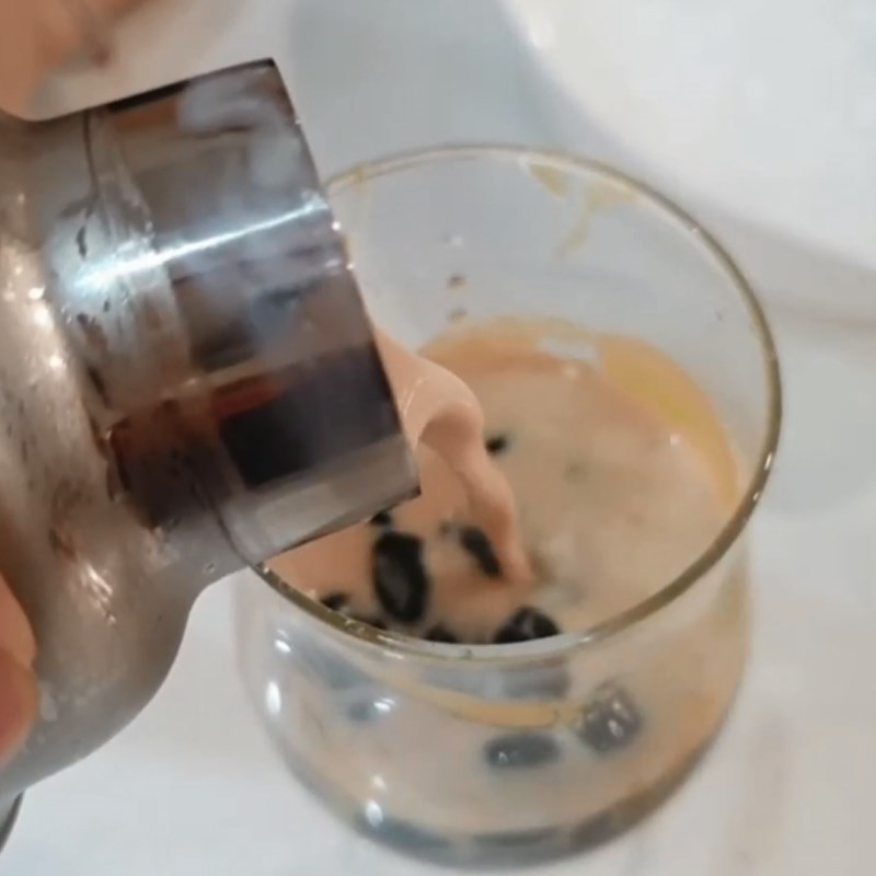 Step 3 Mix matcha powder and finish mango matcha milk tea with black pearls