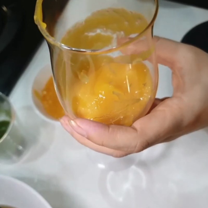 Step 3 Mix matcha powder and finish mango matcha milk tea with black pearls