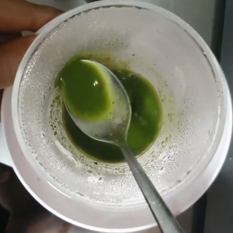 Step 3 Mix matcha powder and finish mango matcha milk tea with black pearls