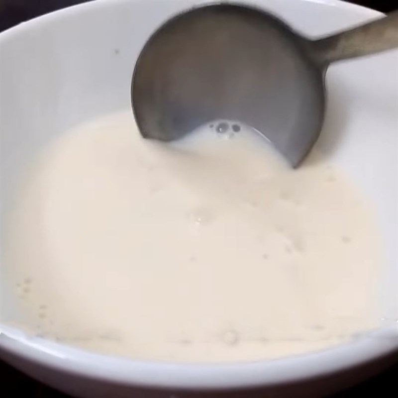 Step 3 Mixing fresh milk for pandan leaf jelly