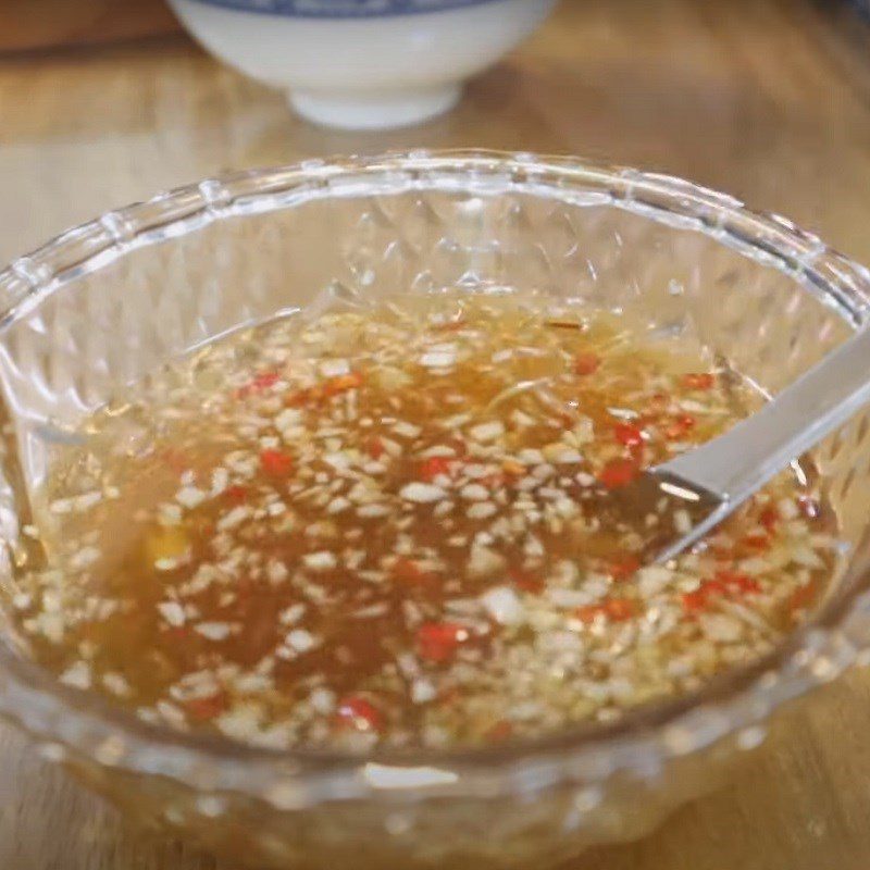 Step 4 Mixing the dipping sauce for the salad Banana flower salad with shrimp and pork in sweet and sour sauce