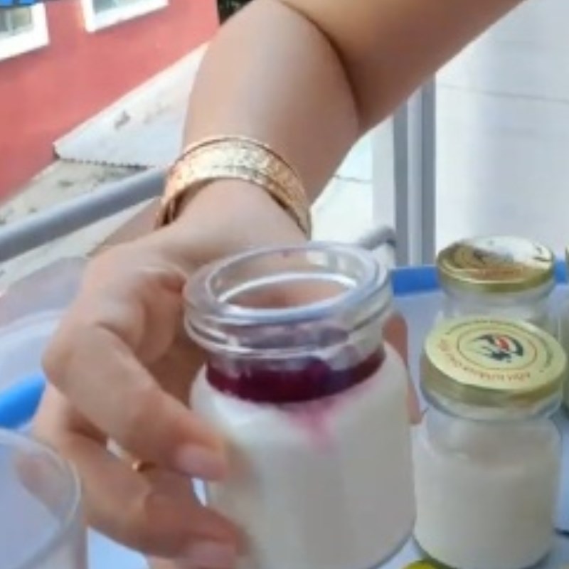 Step 5 Mix dragon fruit jam into yogurt Red dragon fruit yogurt