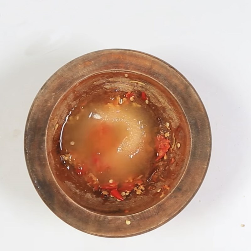 Step 4 Make dipping sauce for steamed squid with ginger