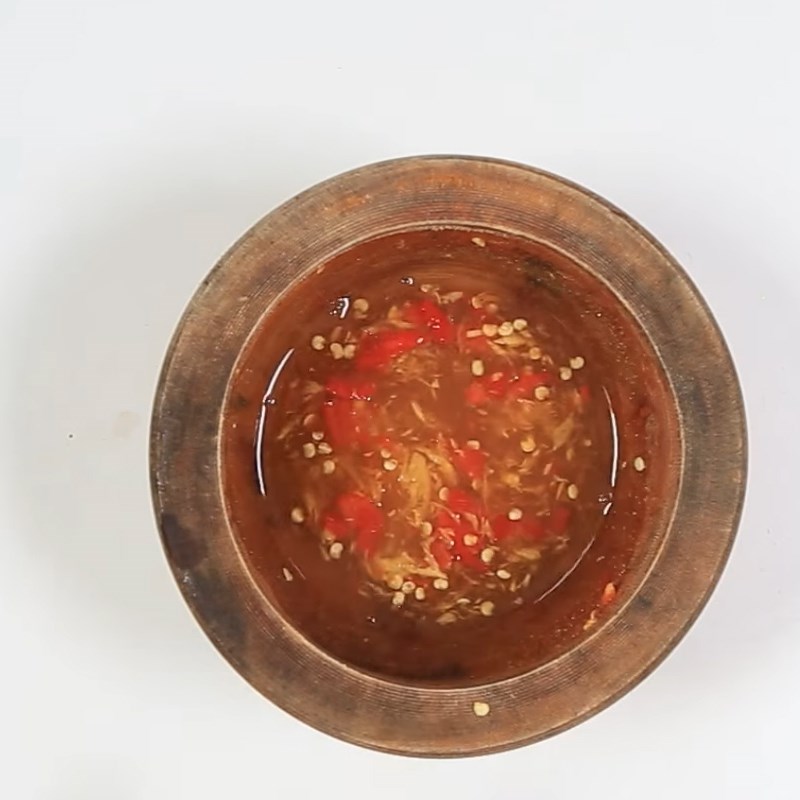 Step 4 Make dipping sauce for steamed squid with ginger