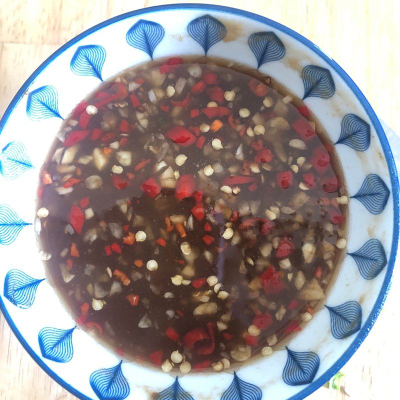 Step 4 Making tamarind fish sauce Fried fish with flour
