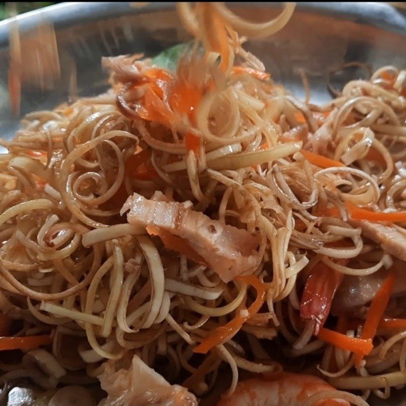 Step 3 Prepare the sauce and mix the salad Banana flower salad with shrimp and pork with chili sauce