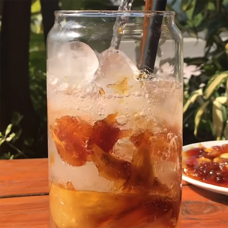 Step 4 Mixing soda with sugar-soaked green mango