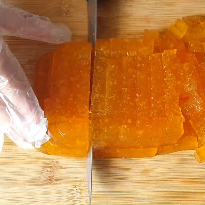 Step 4 Brew tea and cut the peach jelly