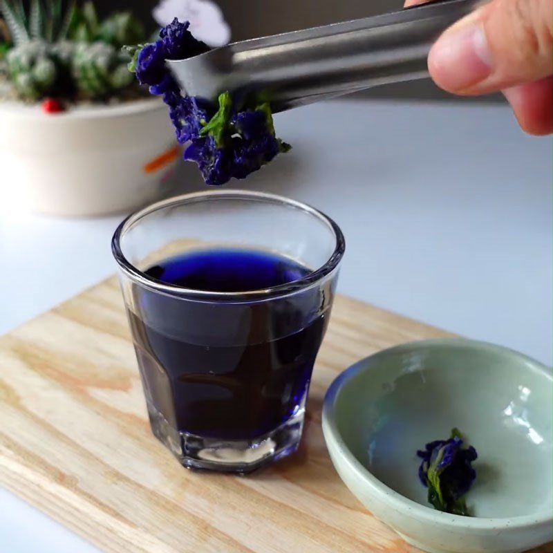 Step 1 Brewing butterfly pea tea and roasted rice tea for roasted rice milk tea with butterfly pea flower