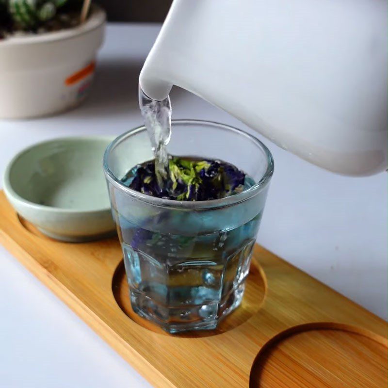 Step 1 Brewing butterfly pea tea and roasted rice tea for roasted rice milk tea with butterfly pea flower