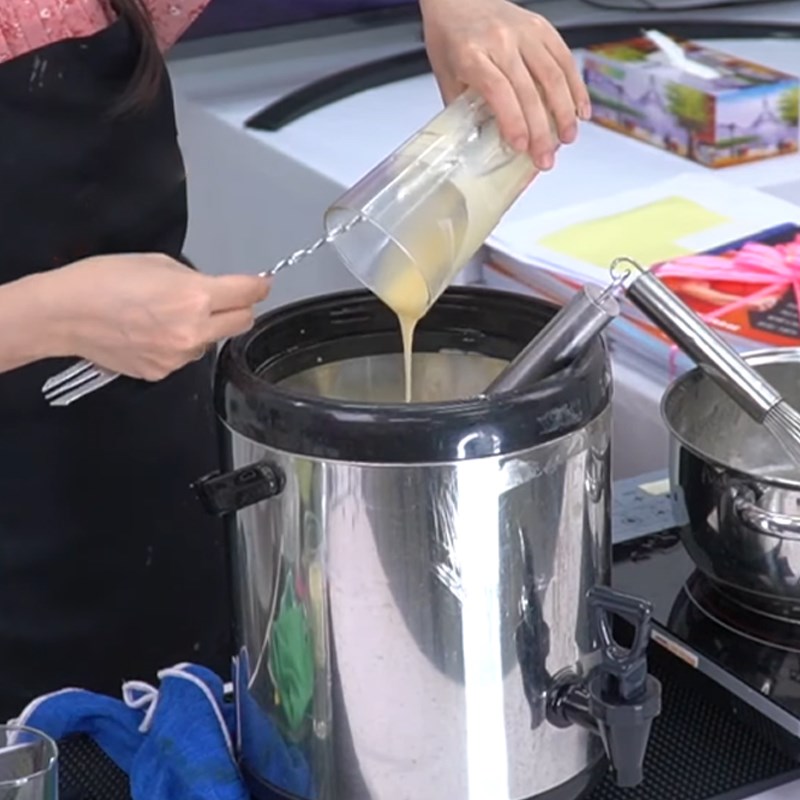 Step 5 Preparing milk tea for Pandan Milk Tea